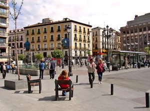 Imagen actual de la plaza de Jacinto Benavente, en Madrid, donde Lucas Ubiese adquirió el hábito de fraile para no caer en las garras policiales del franquismo