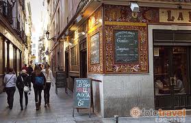 La muy tabernaria calle de Núñez de Arce, donde Lucas Ubiese halló empleo de camarero. 